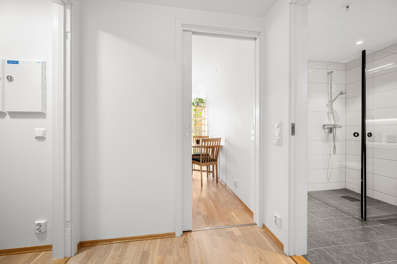 Fra entré har man tilkomst til en praktisk bod. Galleribilde