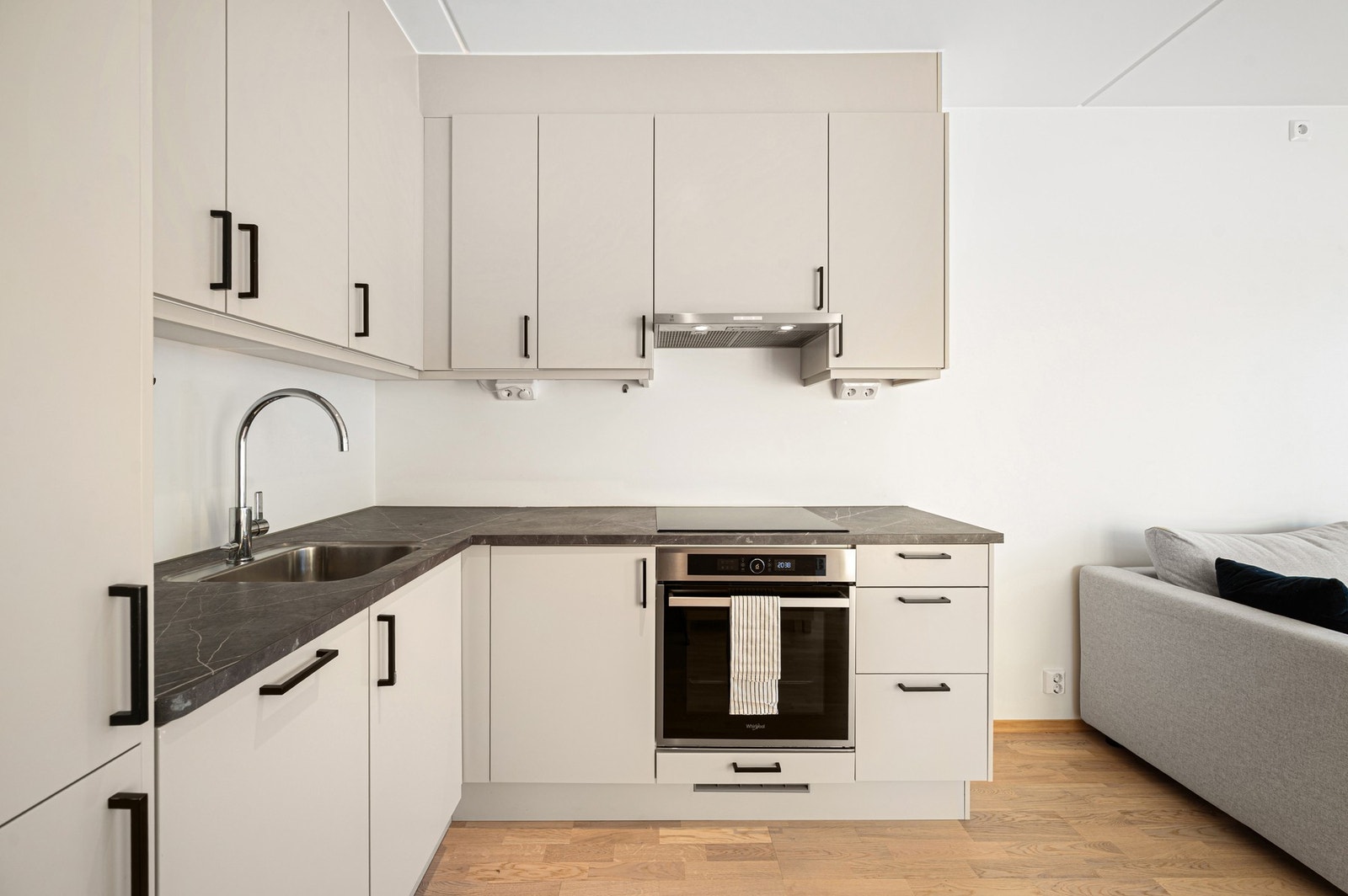 Kjøkkenet er innredet med platetopp, stekeovn, oppvaskmaskin og kjøl/fryseskap. Galleribilde