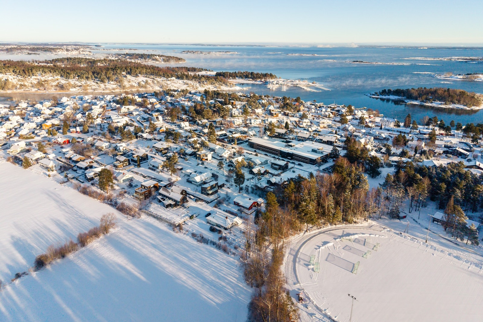 Nesbrygga, Kommunebrygga, Knarberg, Ulvøtangen og Vardun gir varierte bademuligheter og ekte sommeridyll. Galleribilde