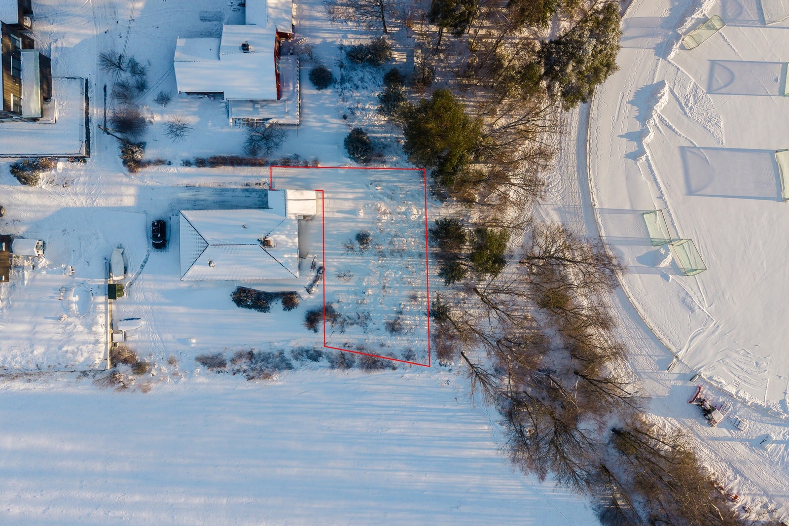 Tomten ligger rolig og skjermet, innerst i en blindvei, og gir et ideelt utgangspunkt for å realisere drømmen om en ny enebolig i grønne og familievennlige omgivelser. Galleribilde