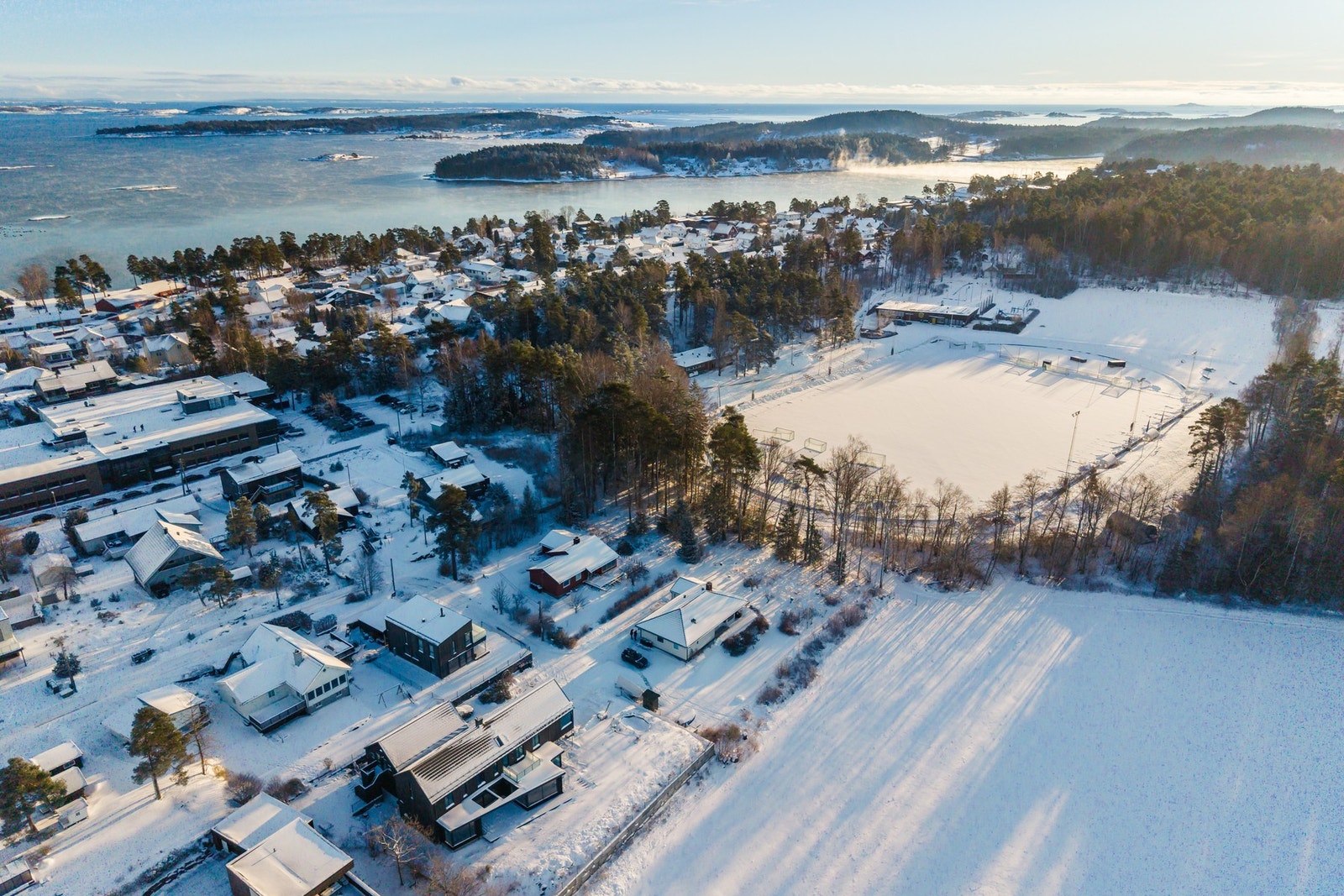 Området er kjent for sin gode atmosfære og nærhet til sjøen, med gangavstand til flere flotte badeplasser, småbåthavner og rekreasjonsområder. Galleribilde