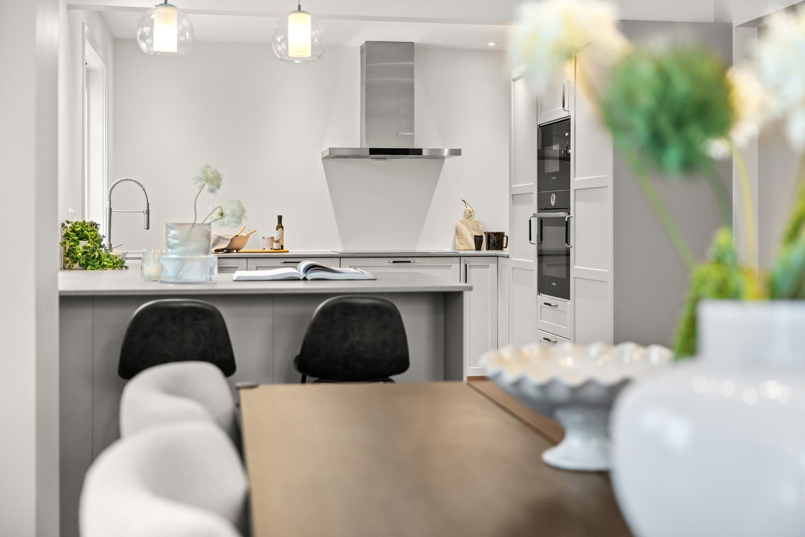 Åpen kjøkkenløsning mot spisestue. Galleribilde