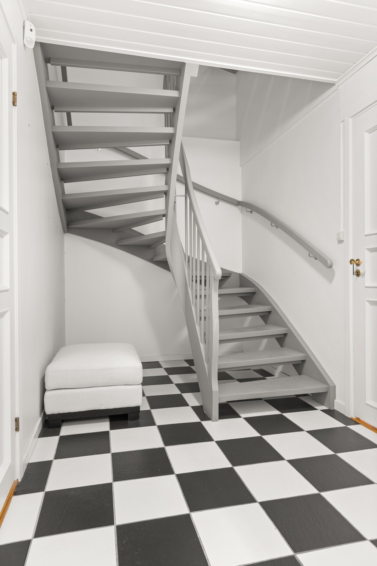 Trappegang kjeller. Galleribilde