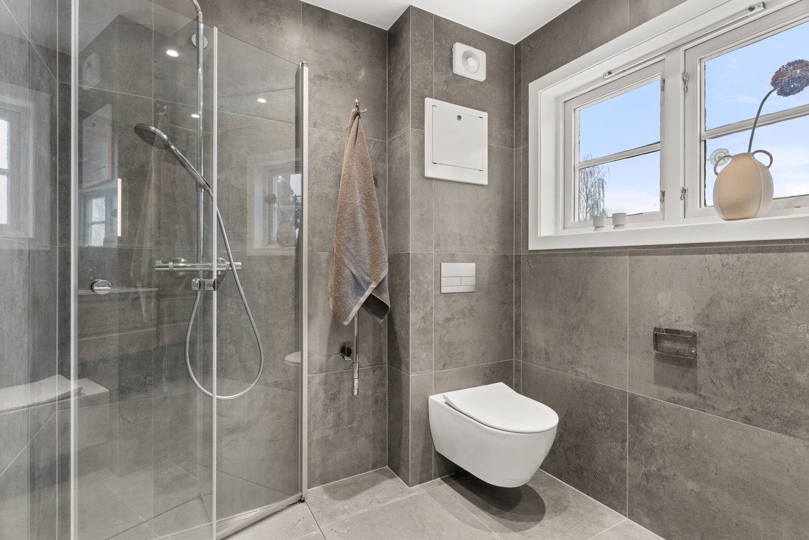 Badet har bl.a. gulvvarme og flislagte overflater. Galleribilde