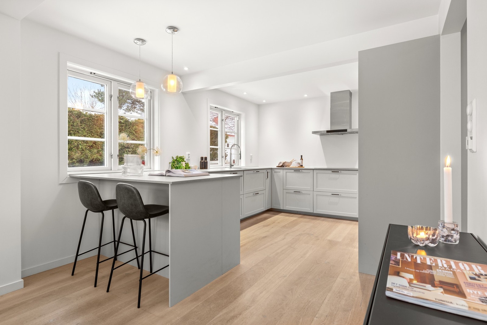 Ny kjøkkeninnredning fra 2020 med profilerte fronter (lys grå) og keramiske benkeplater. Galleribilde