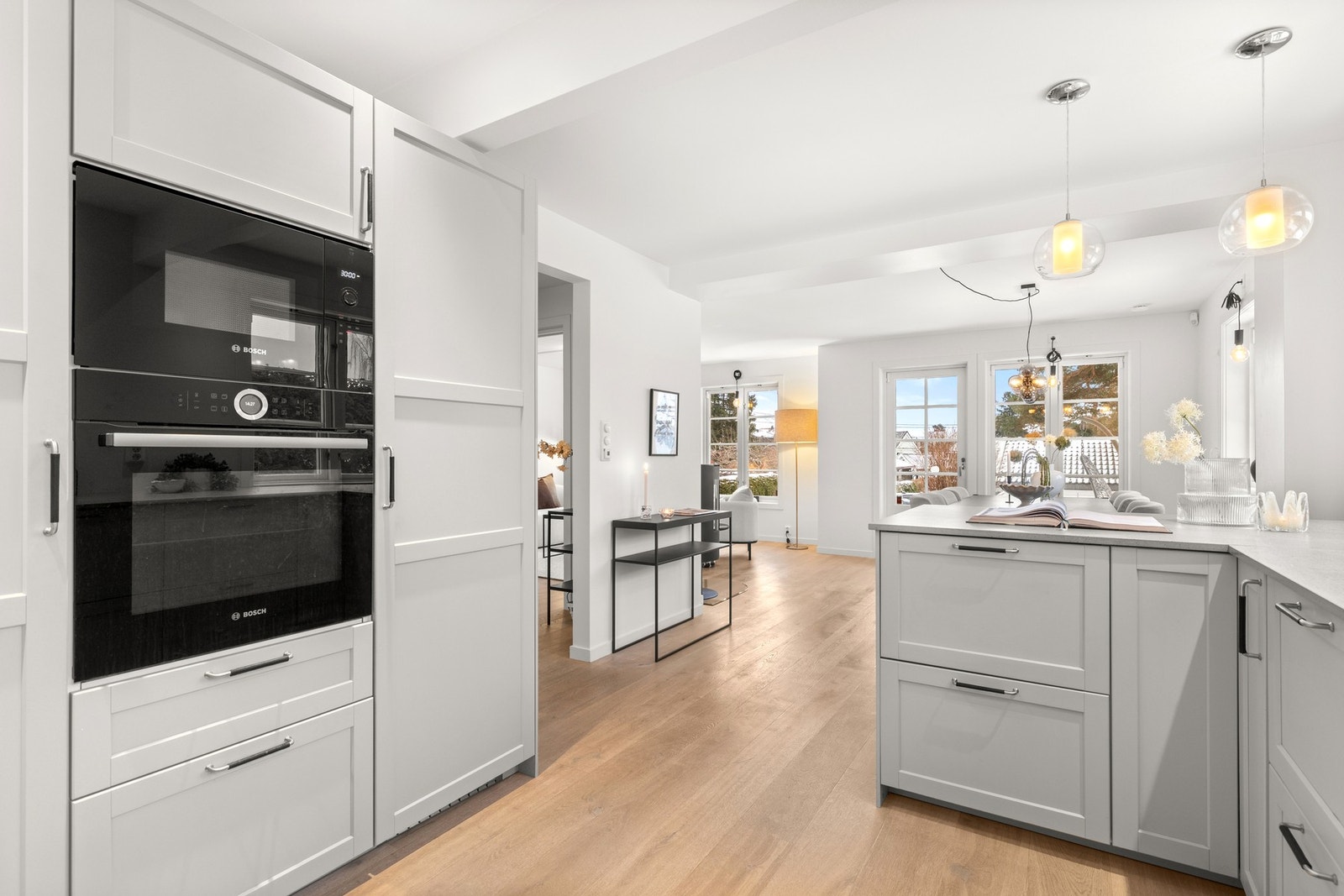 Integrert oppvaskmaskin,
kjøle-/fryseskap og induksjonstopp fra Siemens, samt integrert mikrobølgeovn og stekeovn fra Bosch. Galleribilde