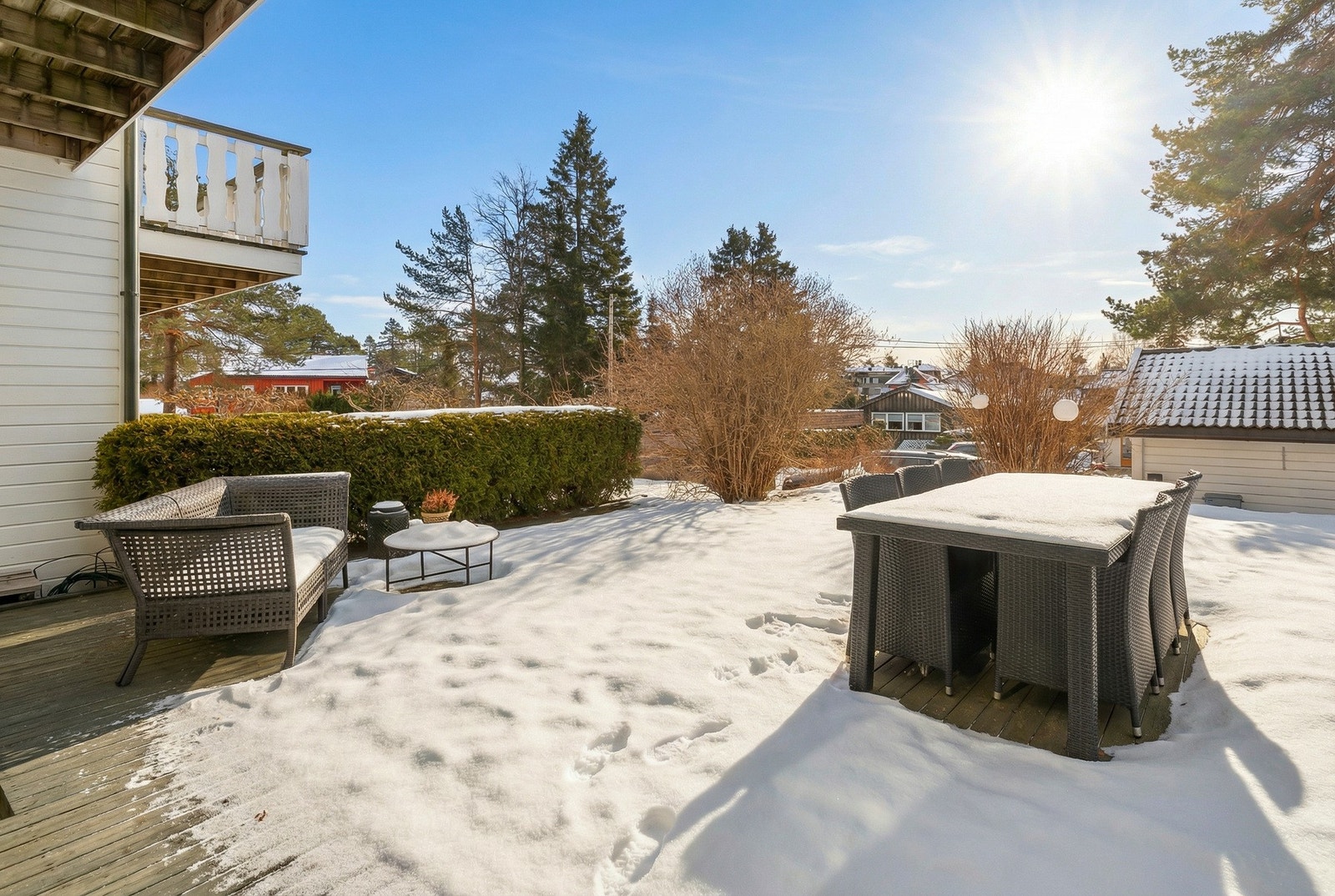 Idyllisk, solrikt uteområde Galleribilde