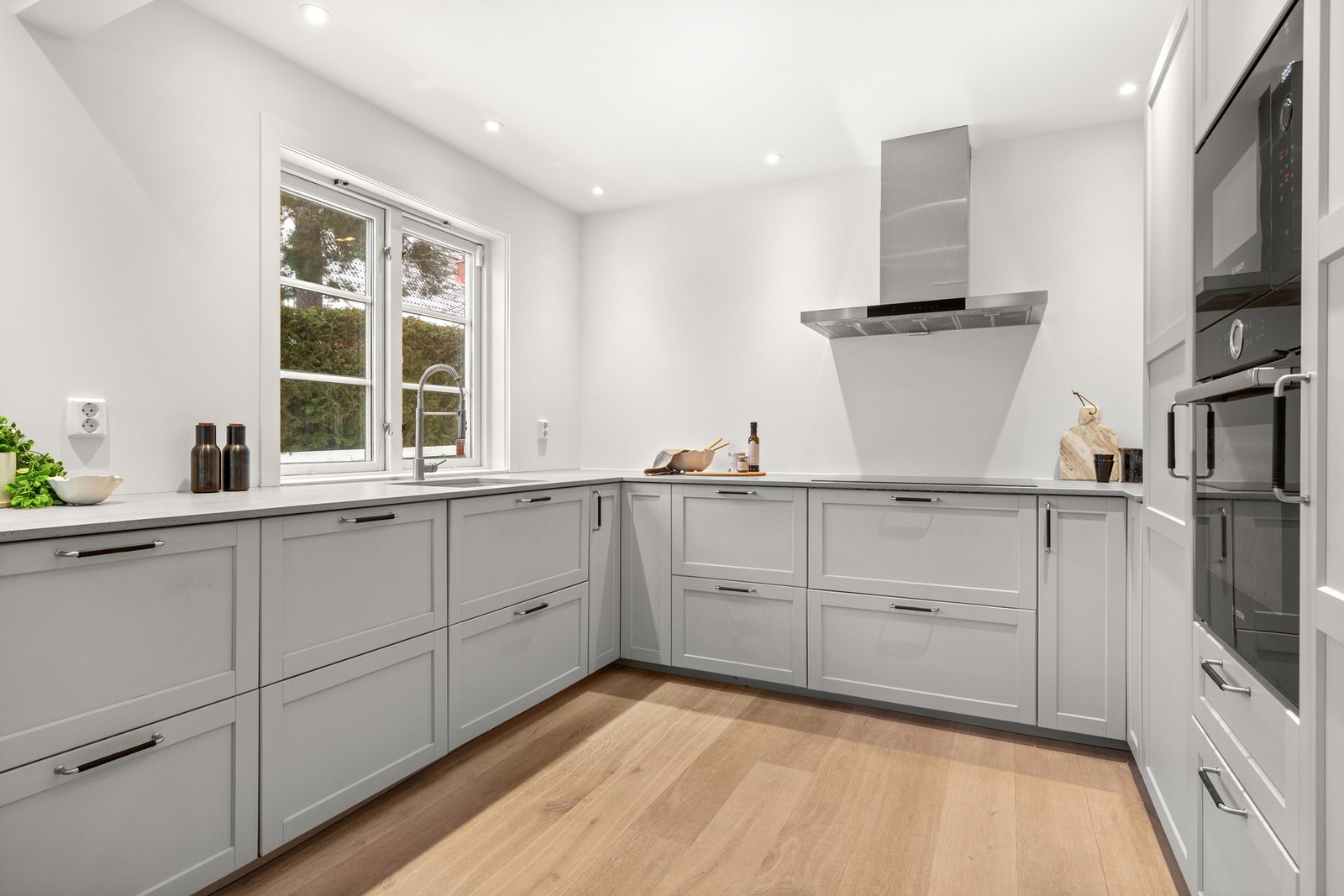 Underlimt oppvaskkum i kompositt og ettgreps kjøkkenarmatur med uttrekk. Galleribilde