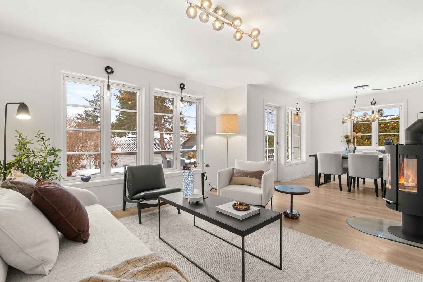 Boligen ble vesentlig oppusset i 2020 med bl.a. gulv/overflater, nytt bad og nytt kjøkken. Galleribilde