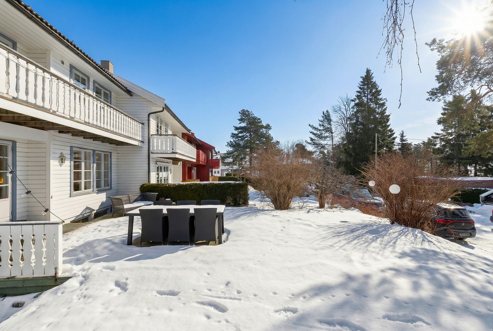 Idyllisk, solrikt uteområde Galleribilde