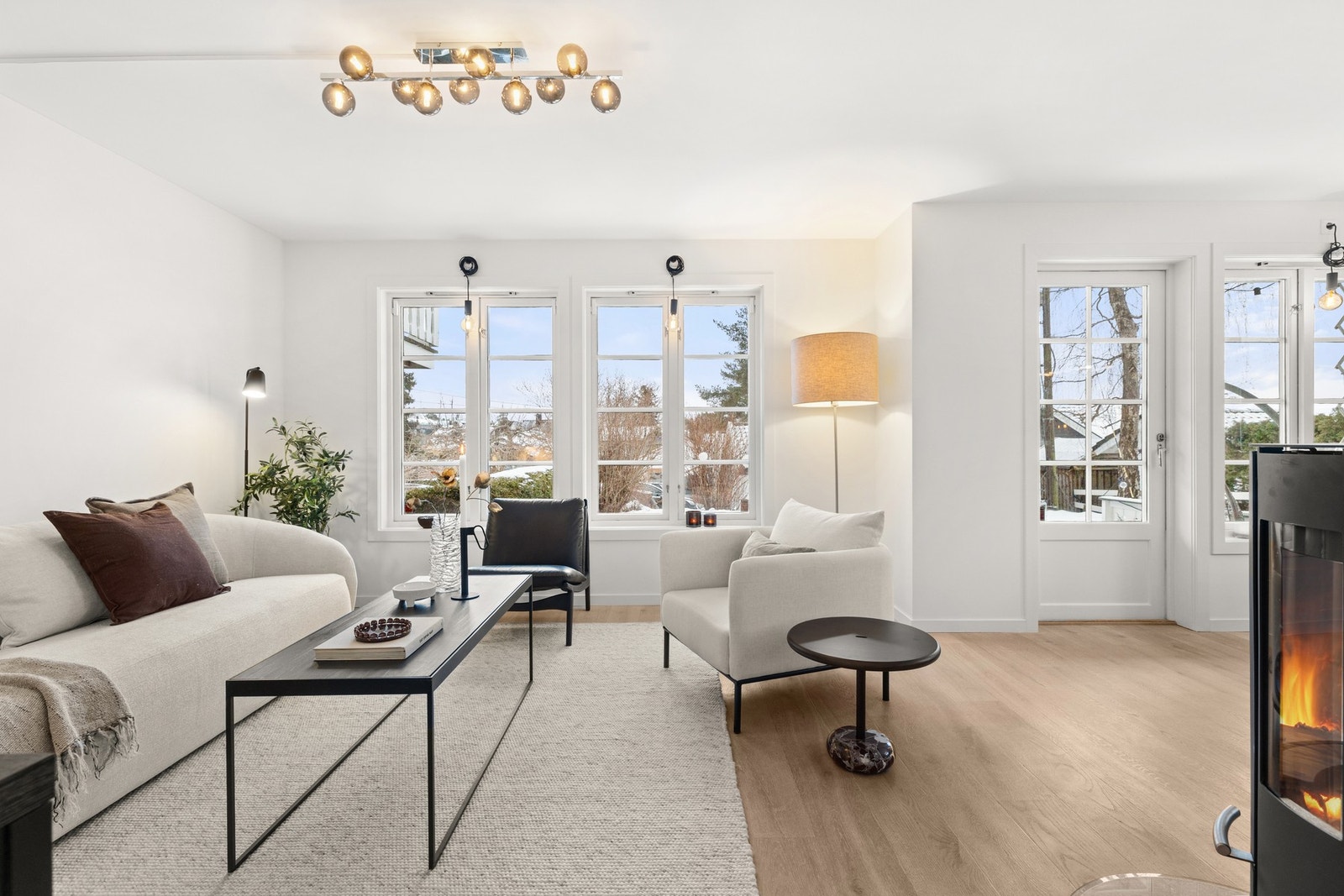 Stue med vinduer mot syd og vest. Galleribilde