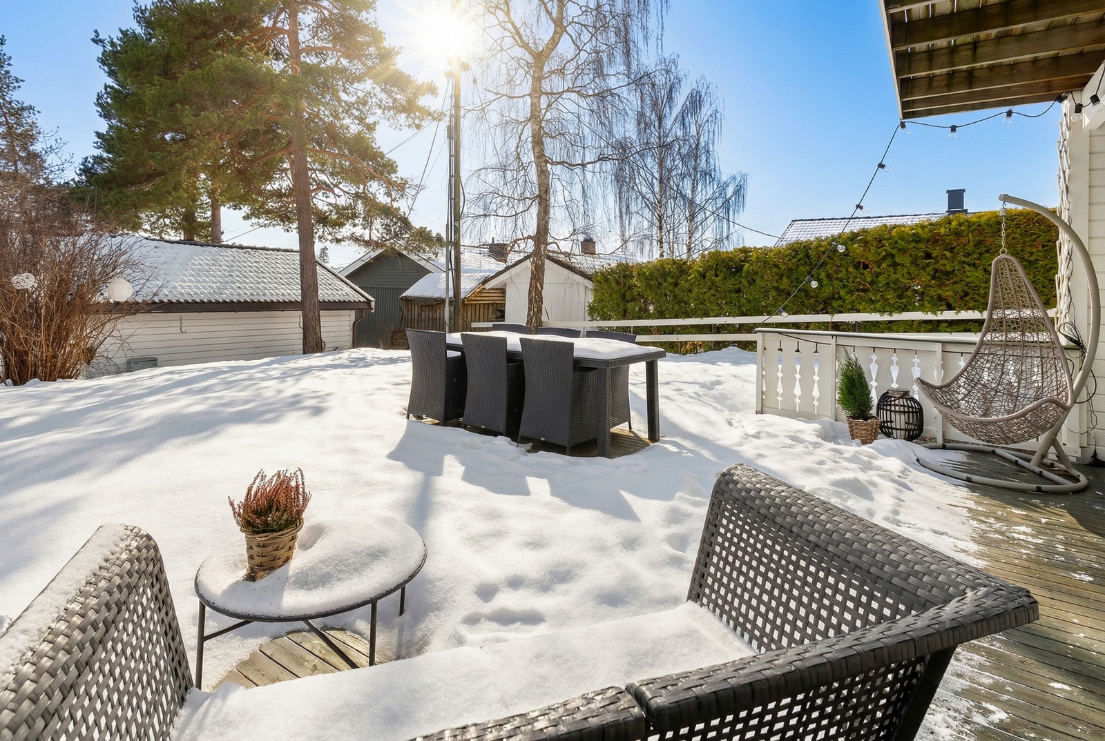 Idyllisk, solrikt uteområde Galleribilde