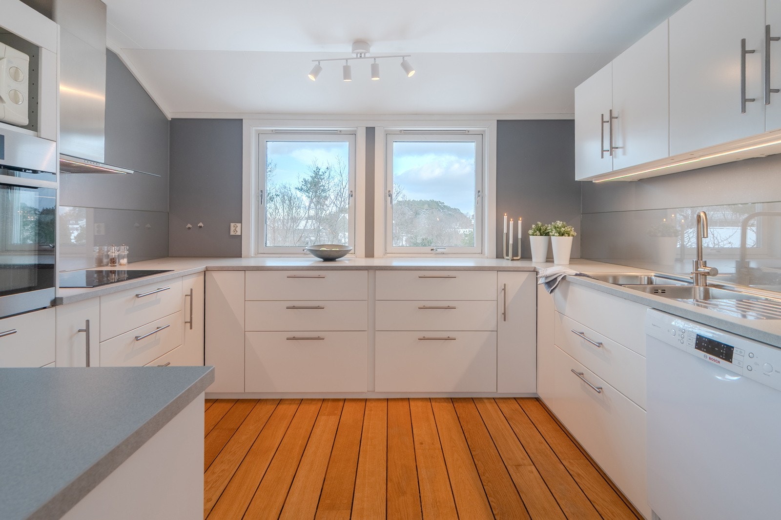 Stort kjøkken med stilren innredning fra 2018. Galleribilde