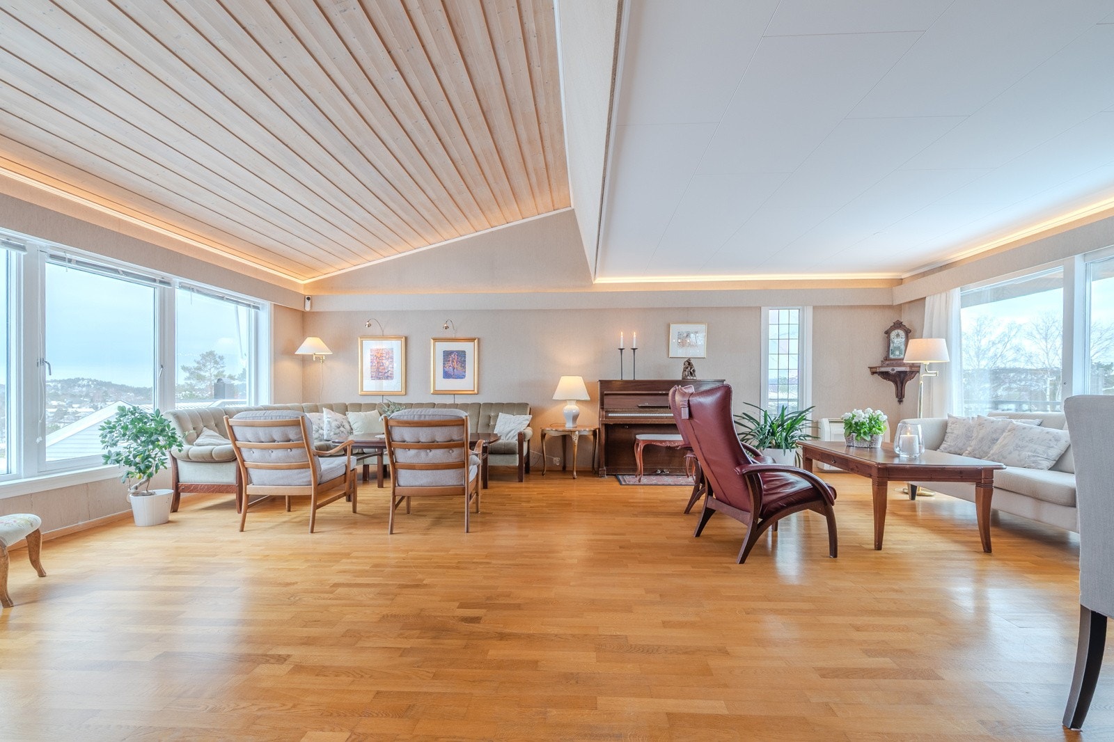 Stor og gjennomgående lys stue med god takhøyde. Galleribilde