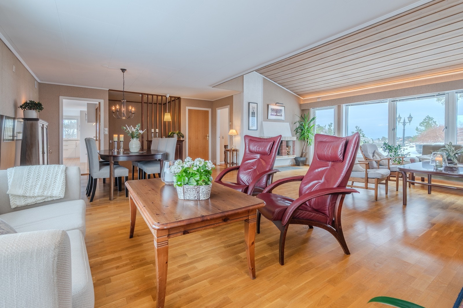 God plass til både sofagruppe og sittegrupper. Galleribilde