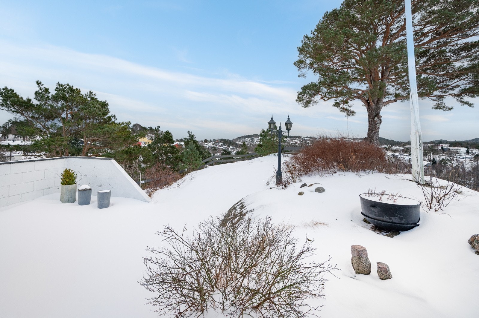 Tomt med utgang fra stue. Galleribilde