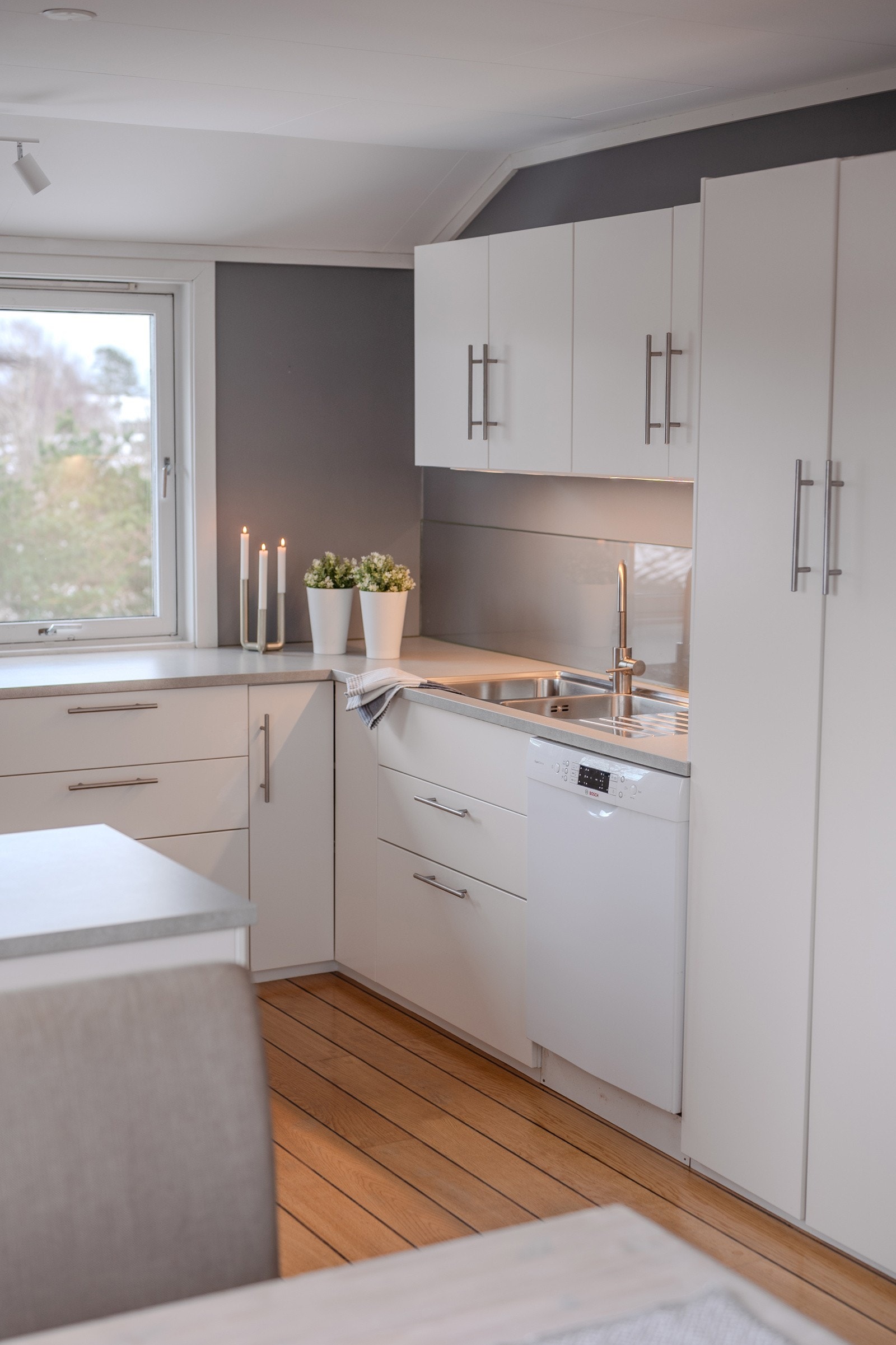 Stort kjøkken med stilren innredning fra 2018. Galleribilde