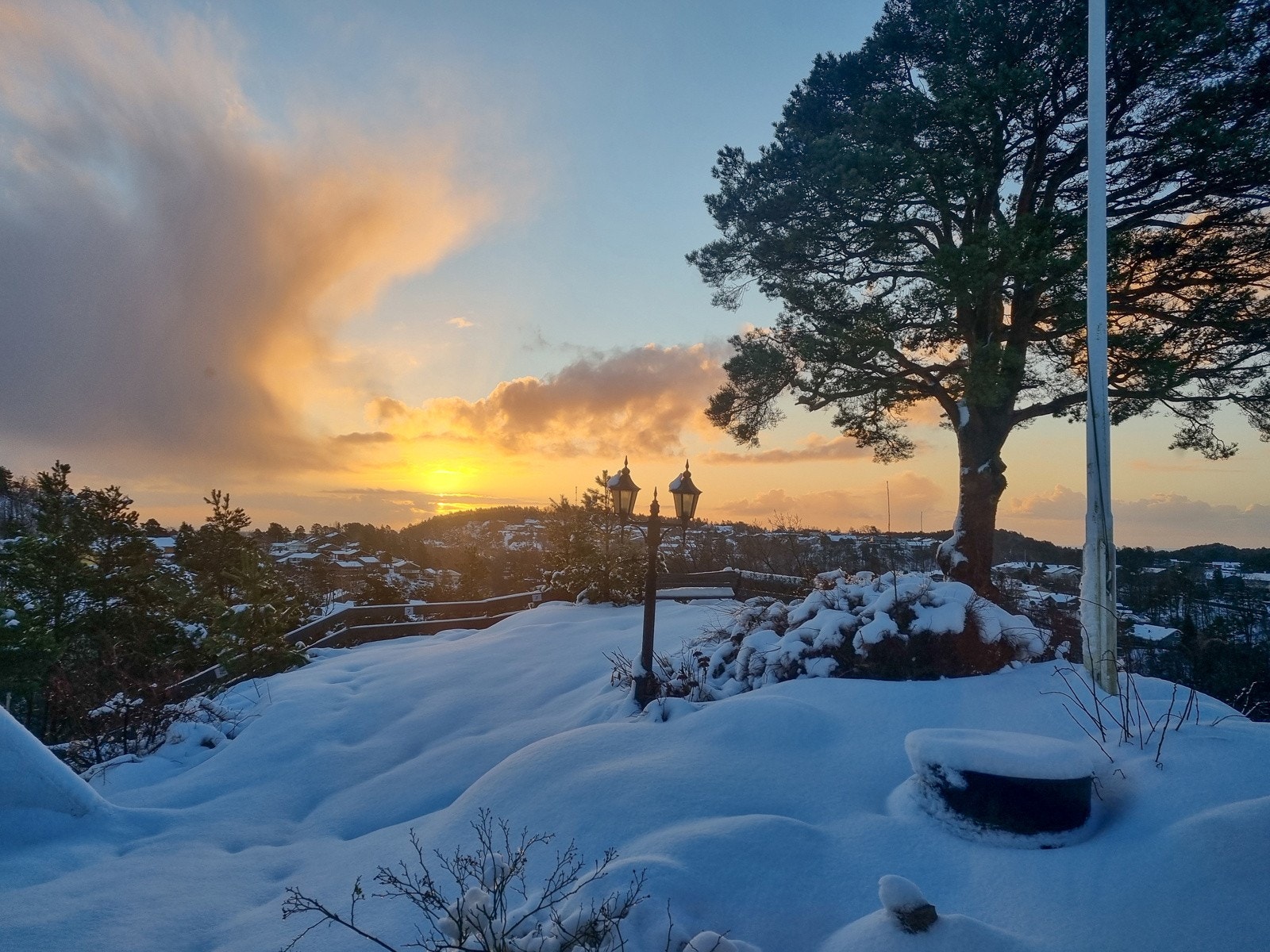Flott oppabeidet, solrik og helt usjenert tomt. Galleribilde