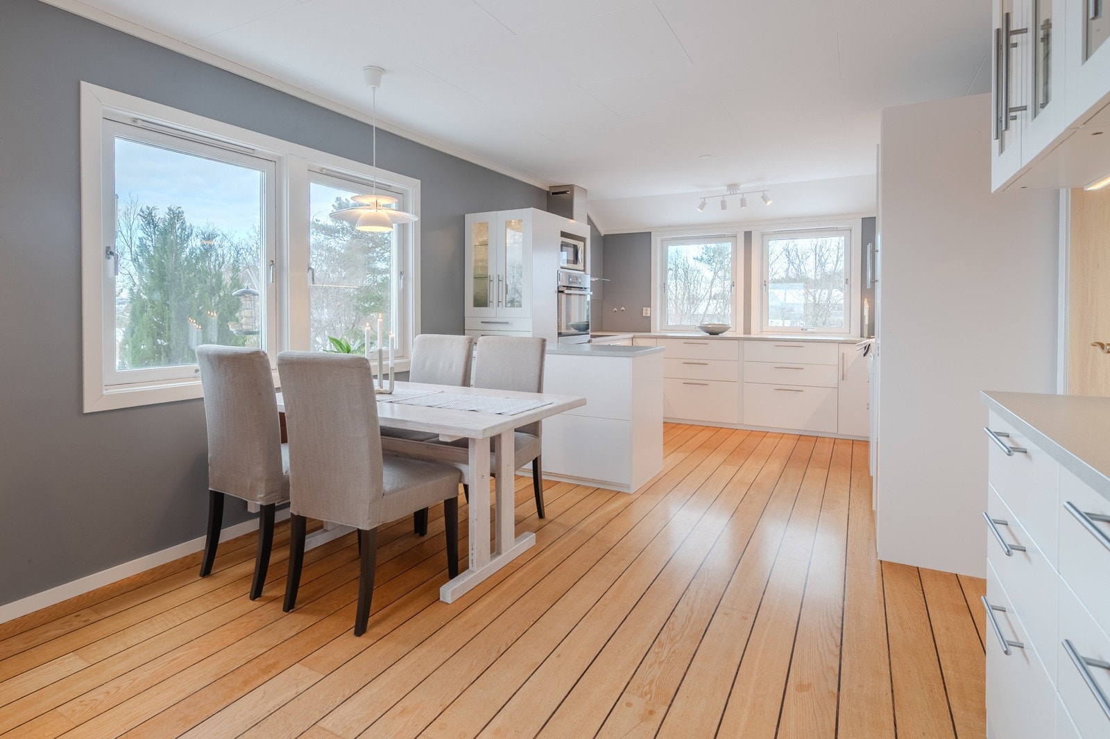 Stort kjøkken med stilren innredning fra 2018. Galleribilde