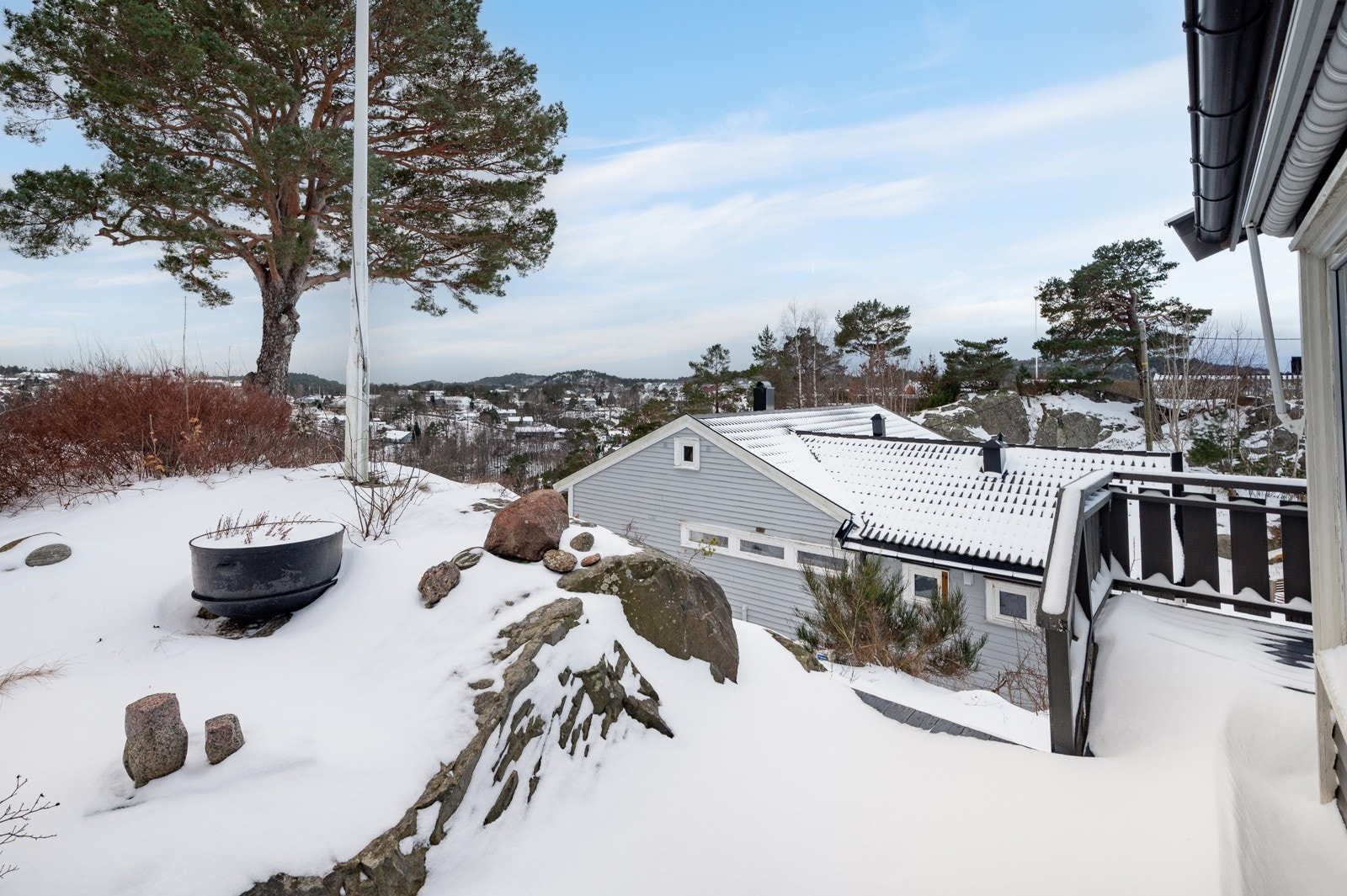 Tomt med utgang fra stue. Galleribilde