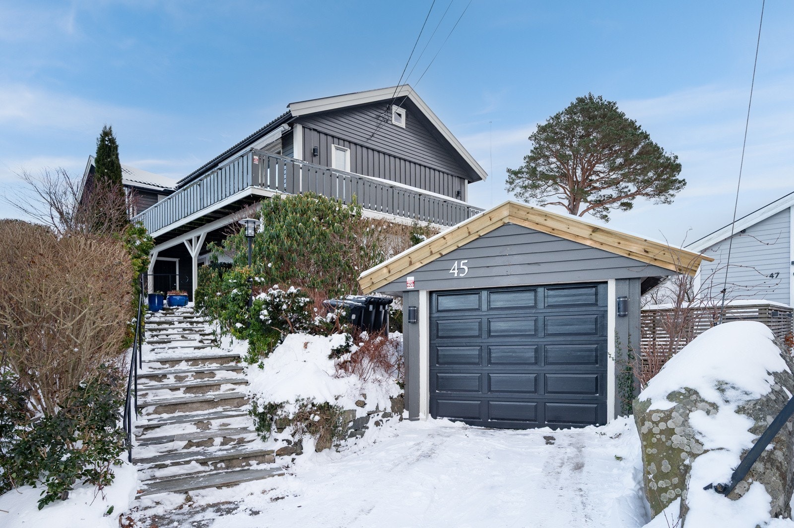Frittliggende garasje på tomten. Galleribilde