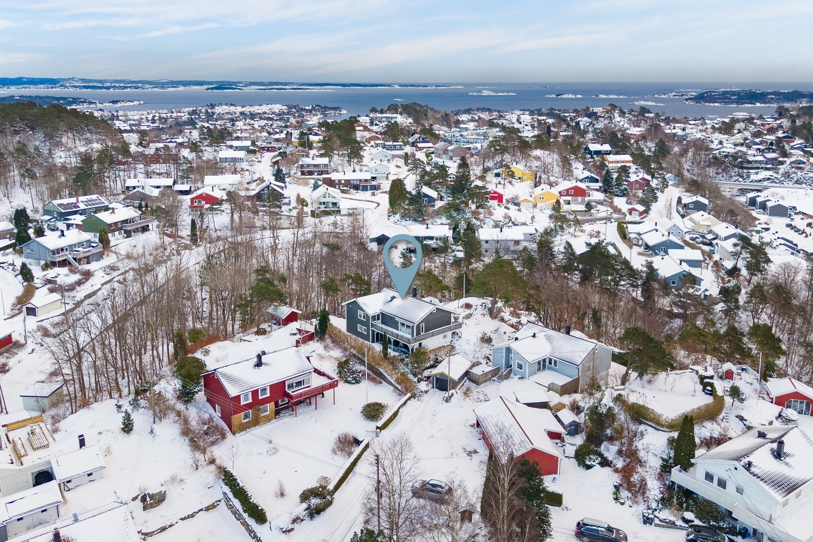 Boligen ligger høyt og fritt på solrik utsiktstomt. Galleribilde