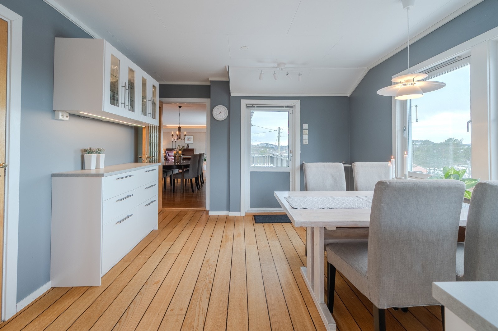 Koselig spiseplass ved kjøkkenvindu. Galleribilde