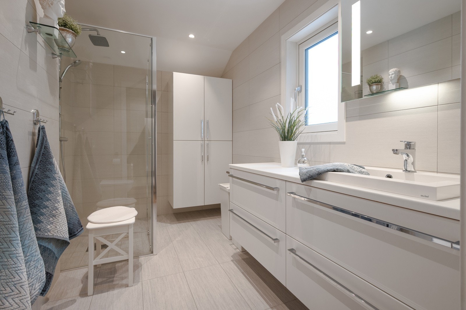 Lekkert, flislagt bad fagmessig oppusset i 2018. Galleribilde