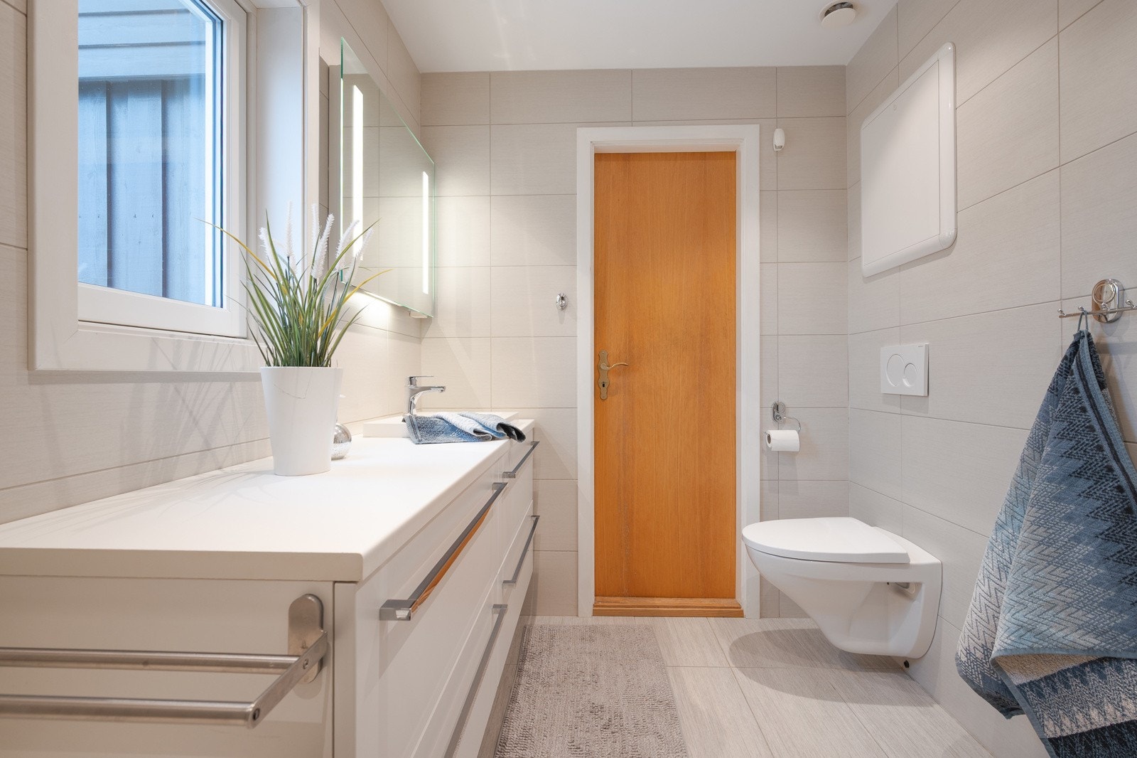 Lekkert, flislagt bad fagmessig oppusset i 2018._ Galleribilde