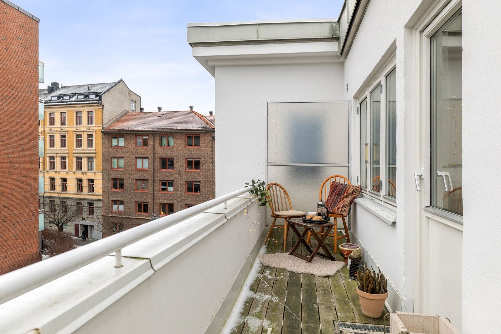 Balkongen er nordøstvendt og byr på et behagelig uteareal som egner seg godt på sommerdagene. Galleribilde