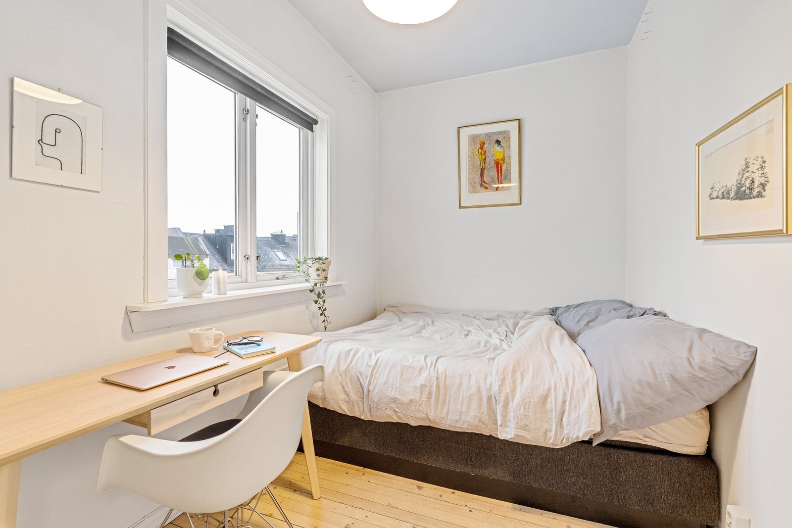 overom 2 ligger innenfor kjøkkenet og gir boligen ekstra fleksibilitet, enten som soverom, gjesterom eller hjemmekontor. Galleribilde