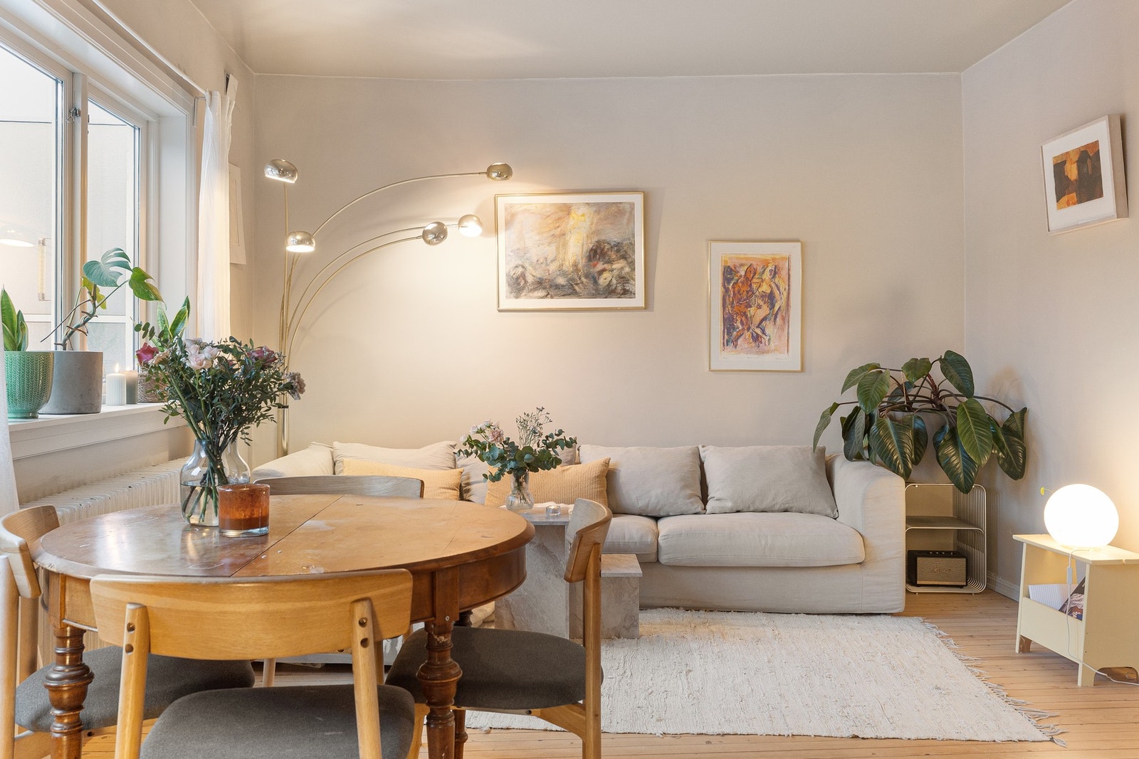 Stuen har gode innredningsmuligheter med plass til flere naturlige soner for både sofagruppe og spiseplass. Galleribilde