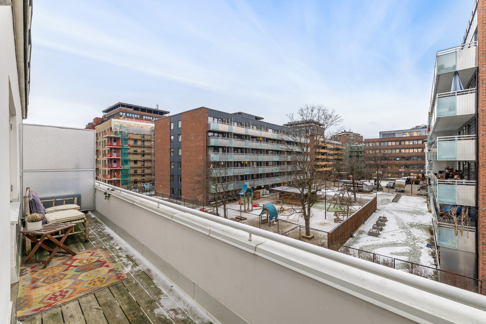 Balkongen ble oppgradert i perioden 2022/2023 og fremstår som velholdt og funksjonell. Galleribilde