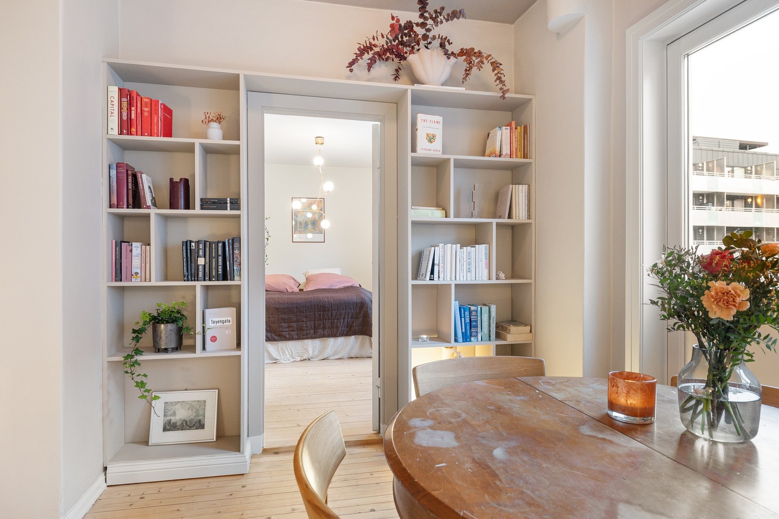 Bokhyllen inn mot hovedsoverommet er en gjennomtenkt og estetisk detalj som gir praktisk oppbevaring på en elegant måte. Galleribilde