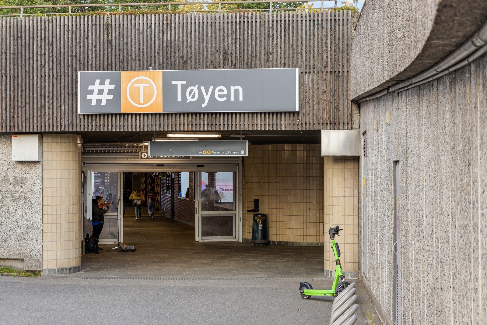 Leiligheten ligger i et område med gode kollektivmuligheter. Det er kort vei til både buss og t-baneforbindelser på Tøyen. Galleribilde