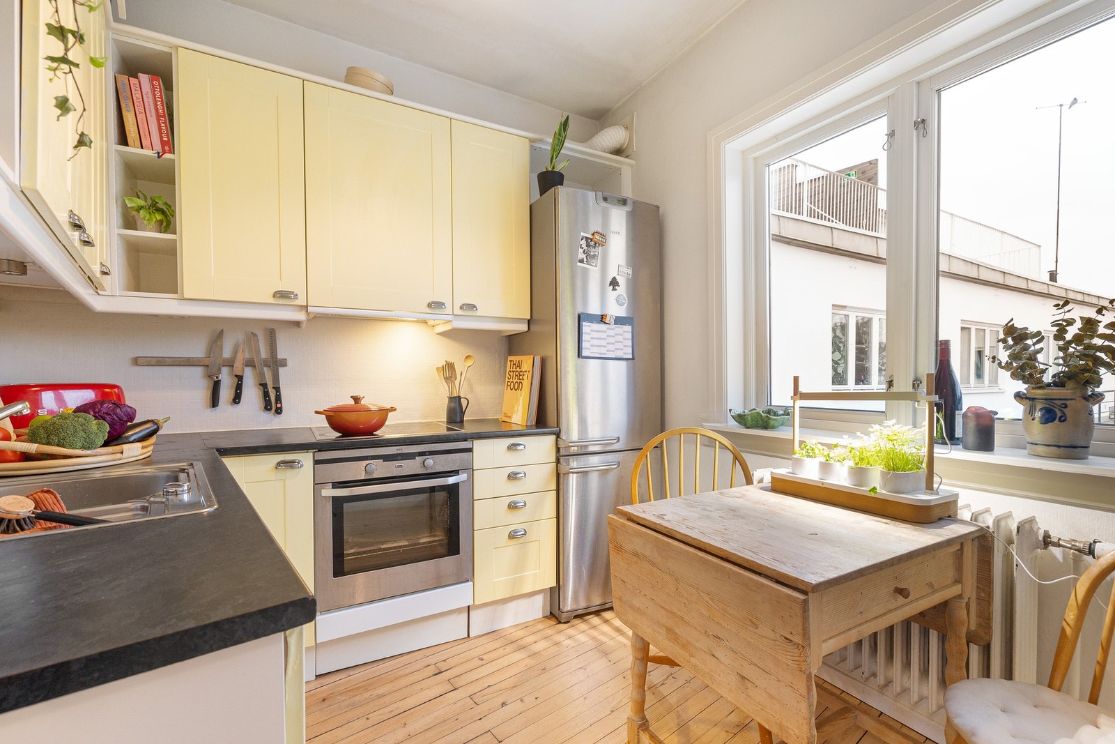 Kjøkkenet er et funksjonelt og hyggelig separat rom, med en tidløs utforming som harmonerer godt med boligens øvrige uttrykk. Galleribilde