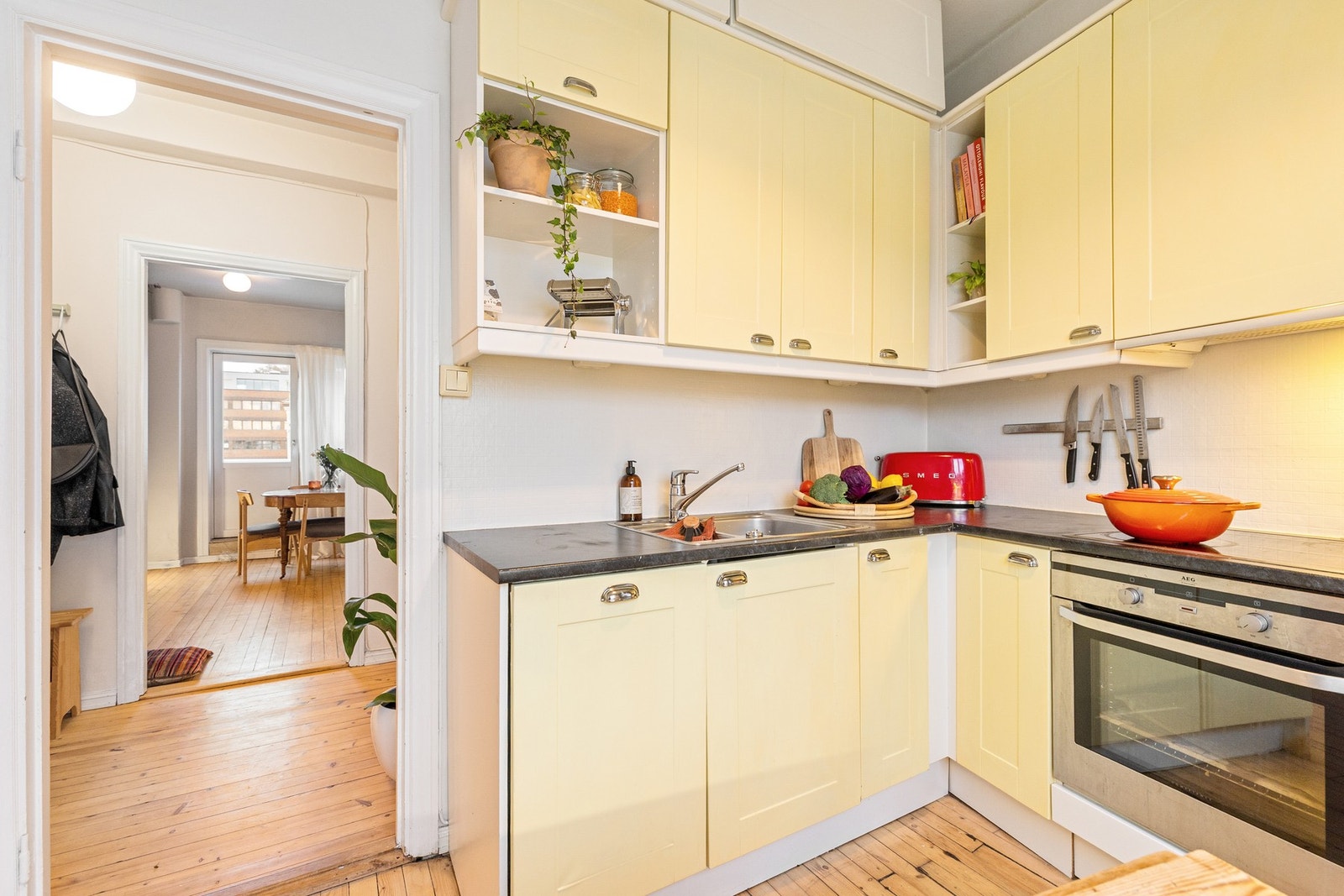 Kjøkkenet kombinerer gode arbeidsforhold med praktiske løsninger og en innbydende atmosfære. Galleribilde