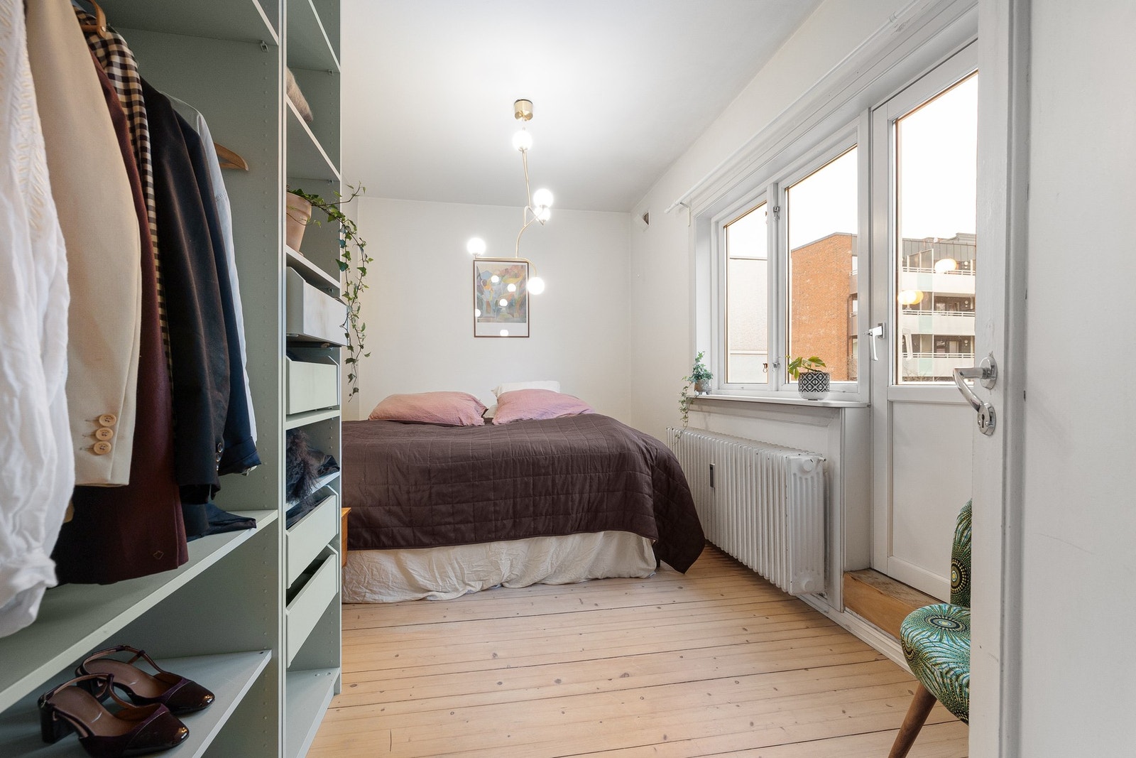 Det er utgang til boligens balkong også fra hovedsoverommet. Galleribilde