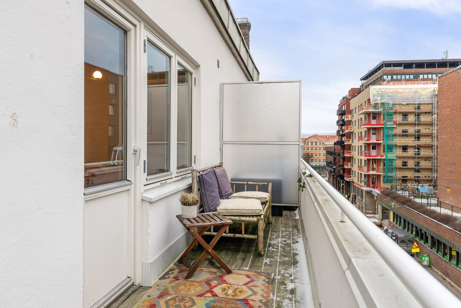 Med et areal på ca. 10m² er det god plass til utemøblement, slik at balkongen enkelt kan innredes med sittegruppe, bord og beplantning. Galleribilde