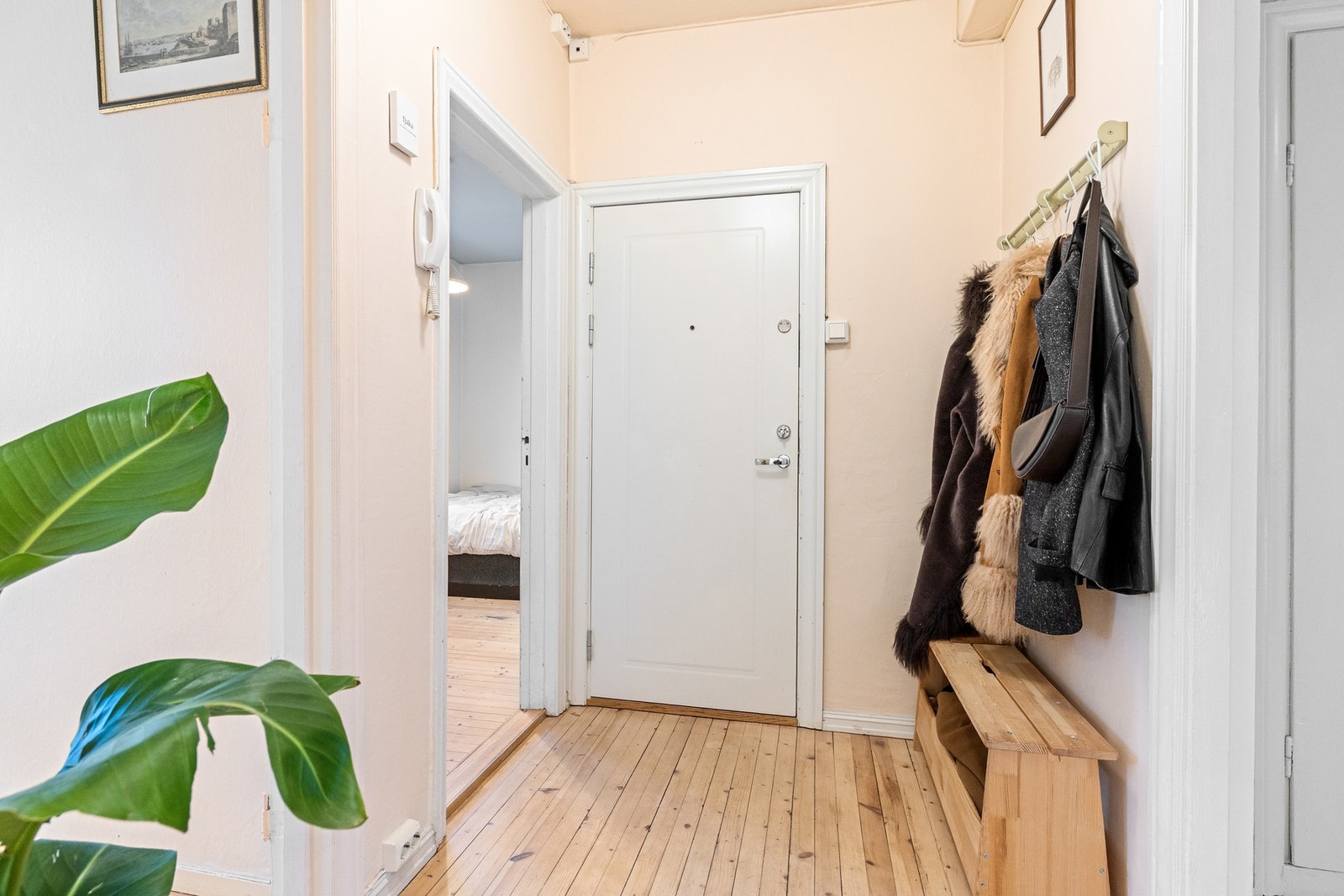 Entréen er romslig og funksjonell, med gode muligheter for innredning av garderobeløsninger til yttertøy og sko. Galleribilde