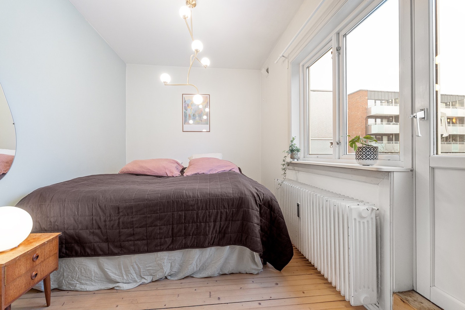 Boligen har to soverom med gode planløsninger og fleksible bruksområder. Avbildet er hovedsoverommet. Galleribilde