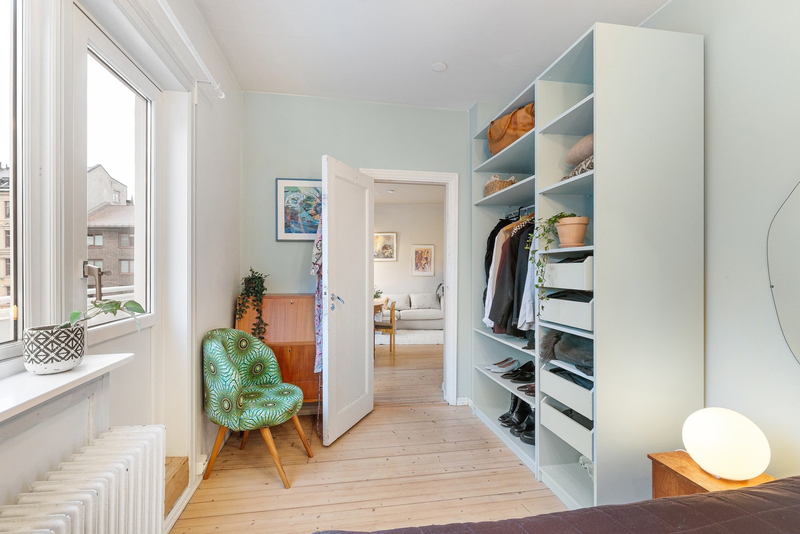 Her er det god plass til dobbeltseng, og det er i dag innredet med garderobeskap som gir praktisk oppbevaring for klær og tilbehør. Galleribilde