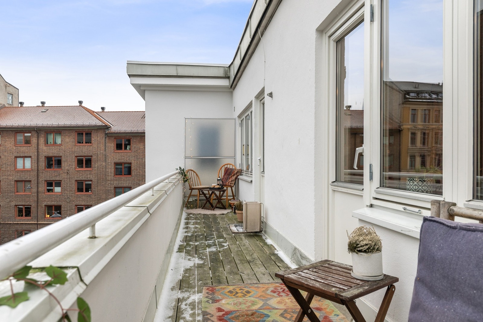 Balkongen blir en naturlig forlengelse av stuen på varme sommerdager Galleribilde