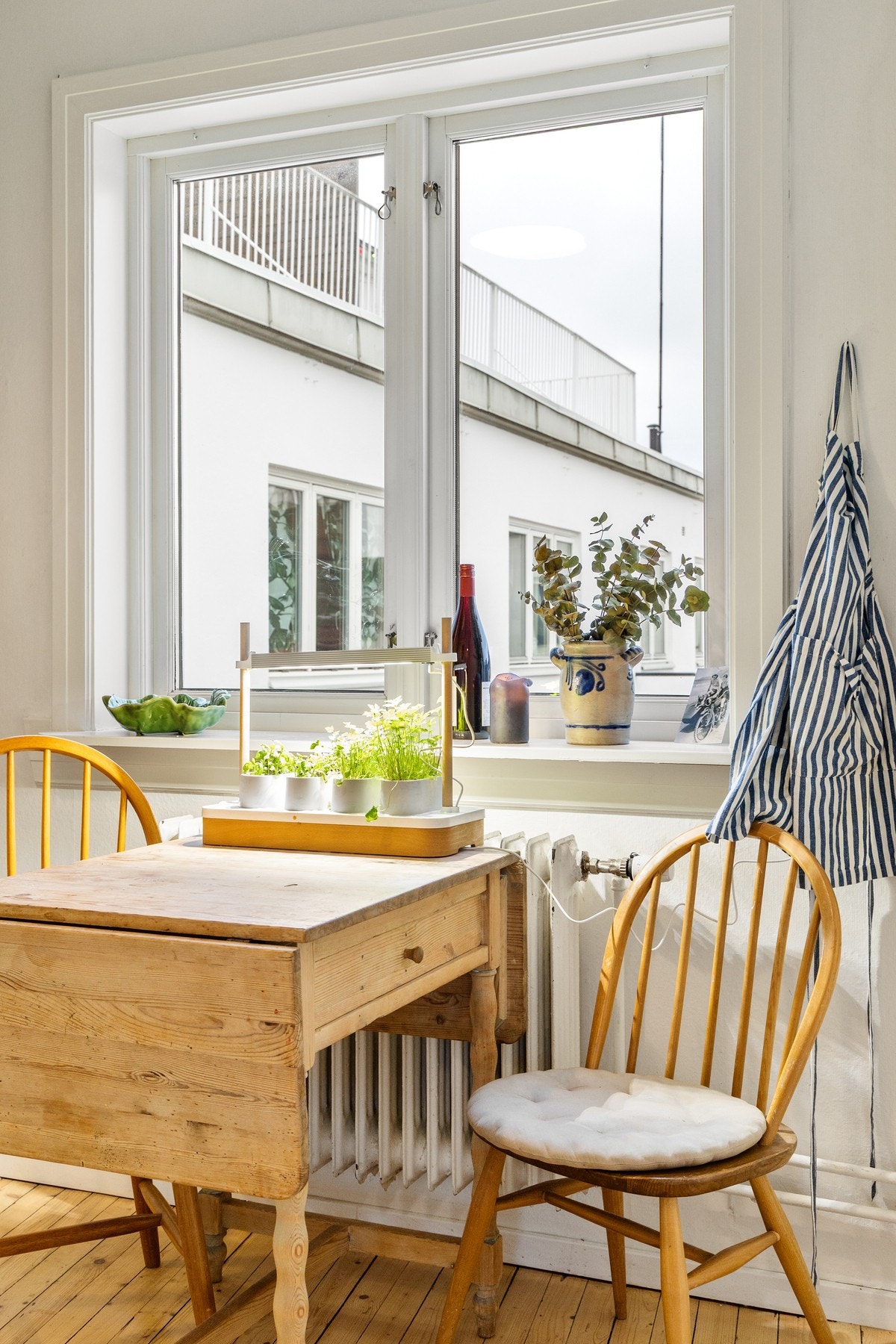 I forkant av vinduet er det plass til en hyggelig frokostplass, perfekt for hverdagsmåltider. Galleribilde