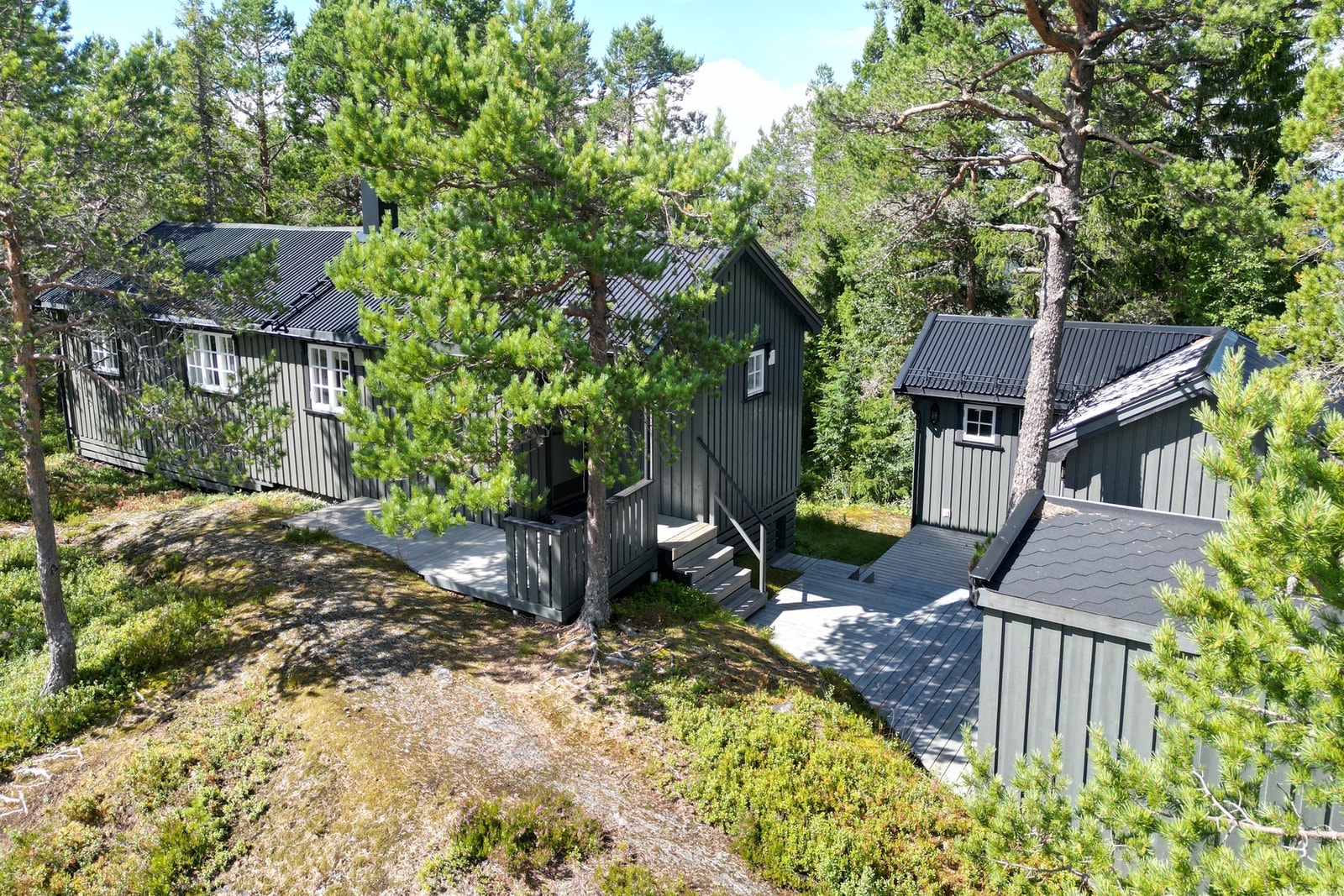 Ligger i et rolig hytteområde og med turterrenget rett utenfor døren både sommer og vinter. Galleribilde