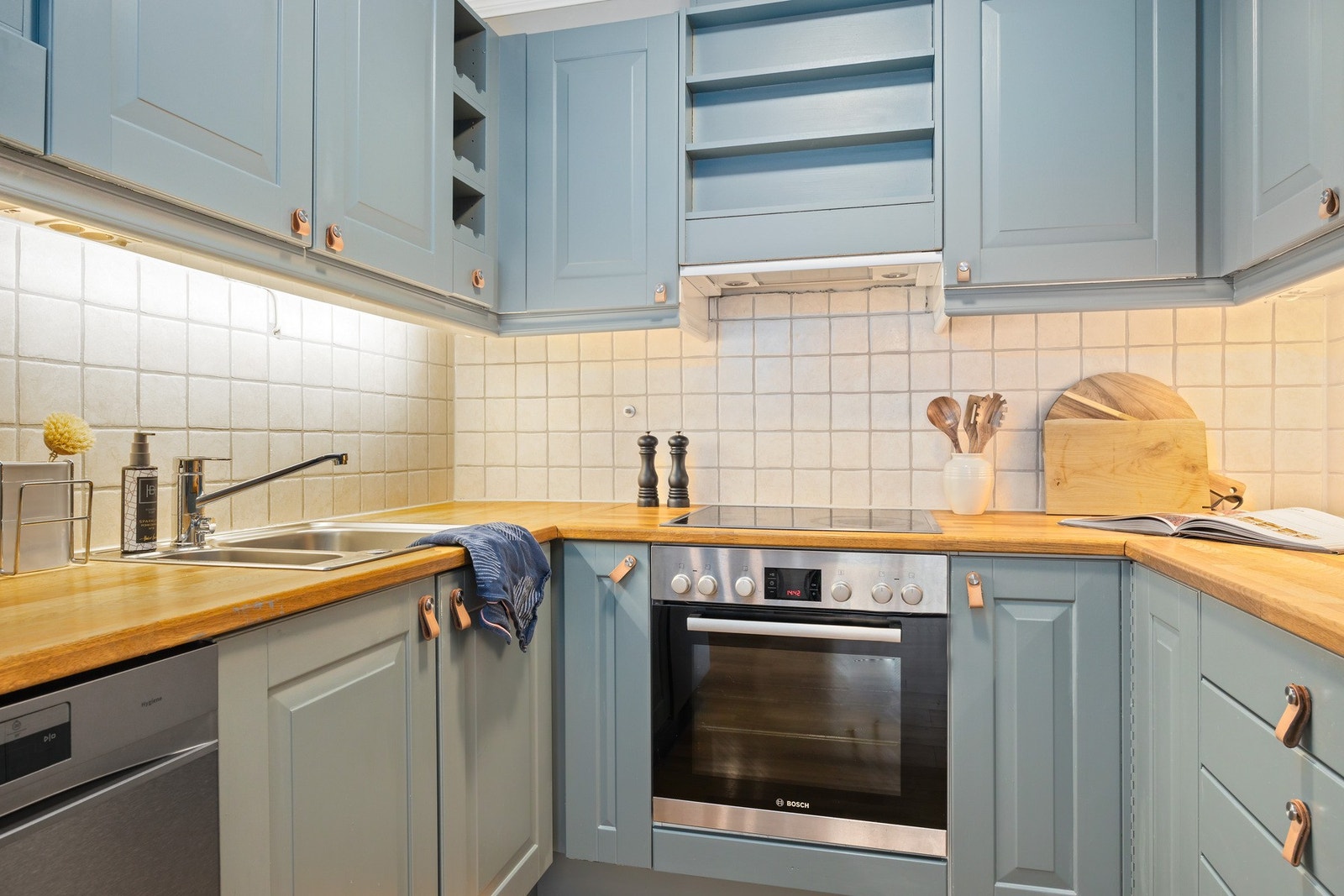 Kjøkkenet er romslig og har innredning med profilerte fronter Galleribilde