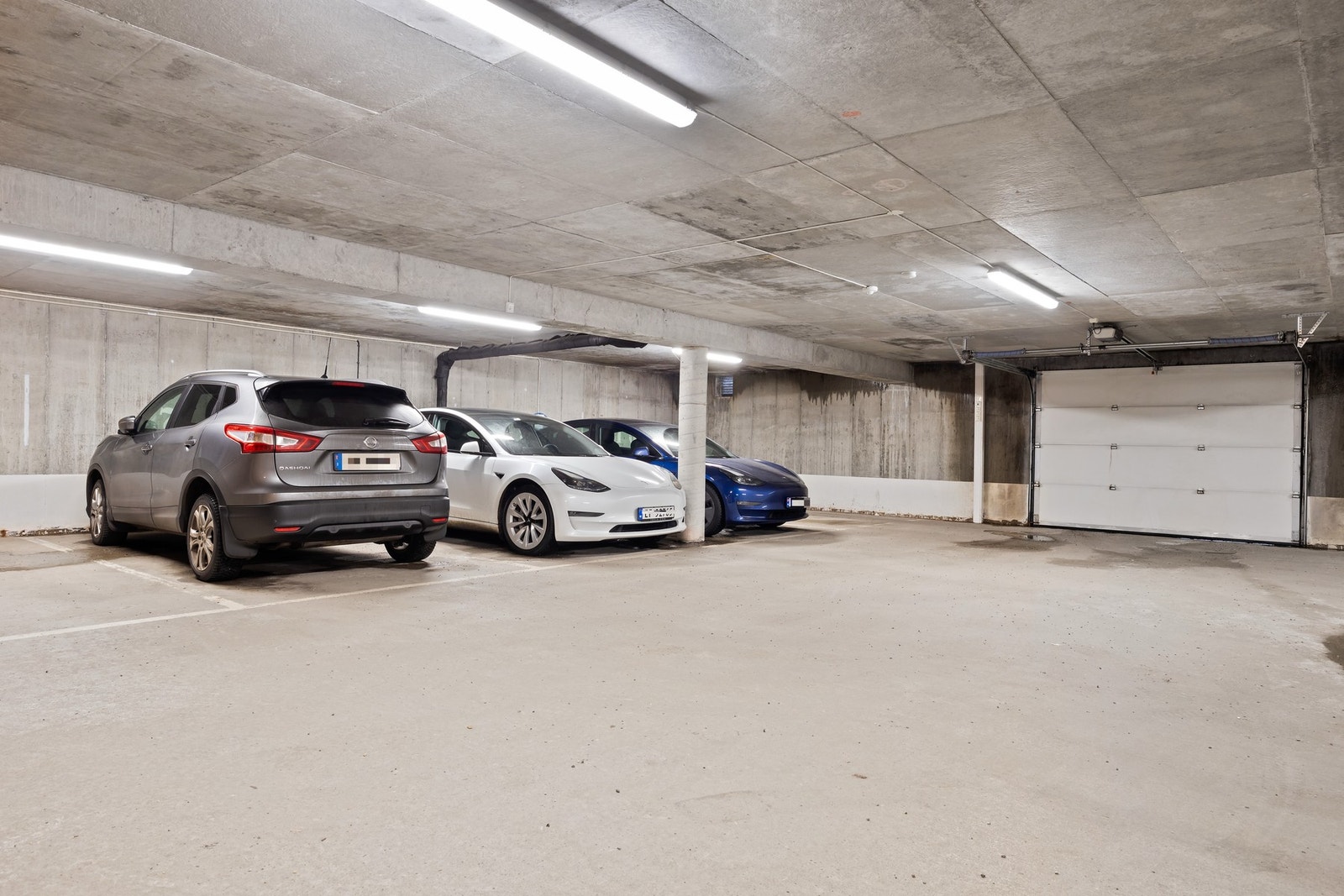 Det medfølger en garasjeplass (nr 8) med elbil lader. Sameiet har også parkeringsplasser for gjester. Galleribilde