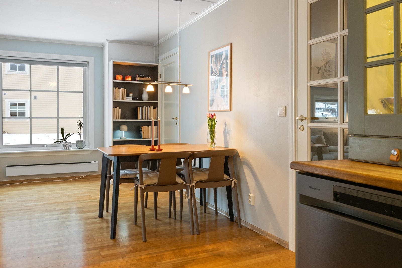 Fra kjøkkenet kommer man ut i stuen, der det er naturlig plassering for spisestue Galleribilde