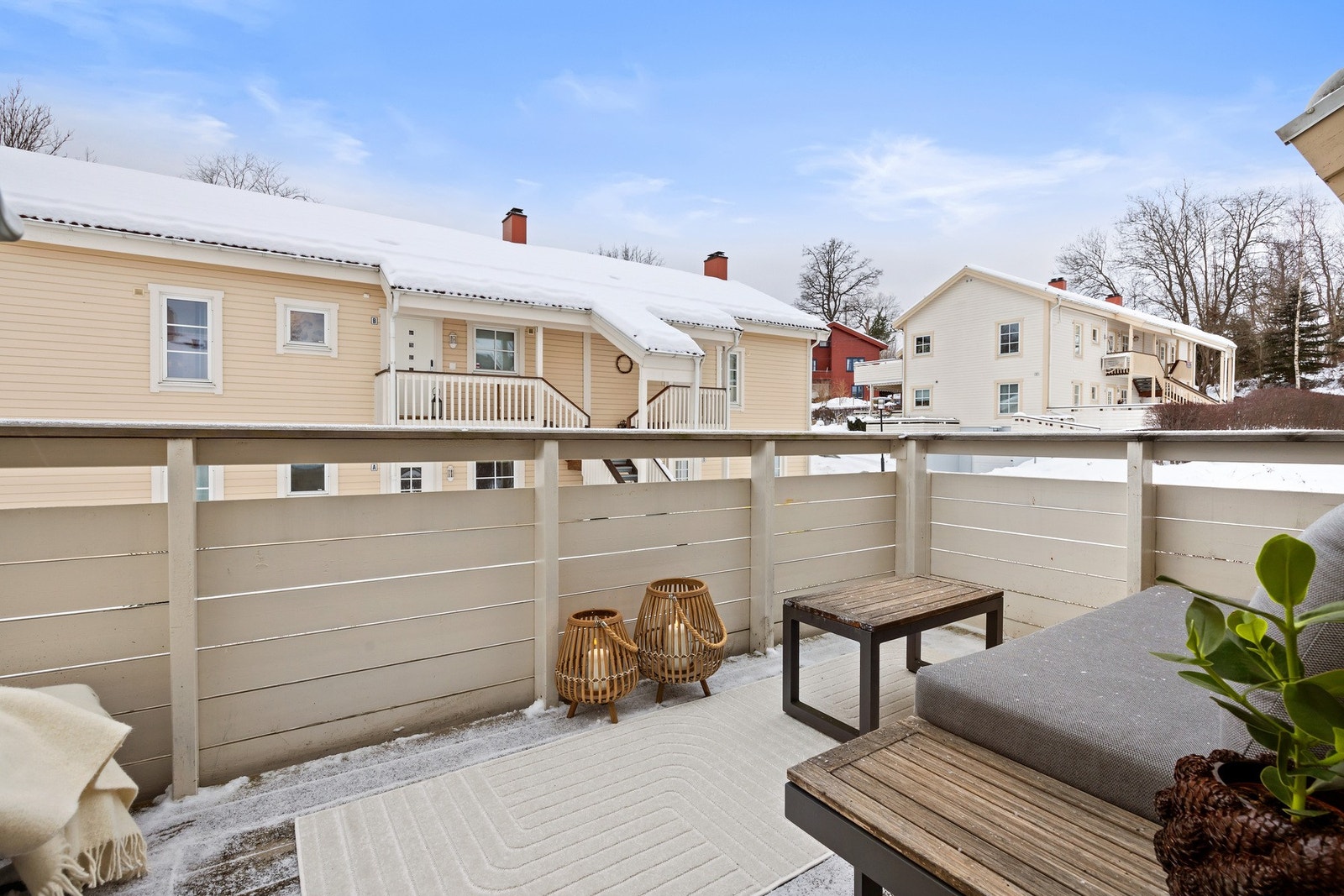 Fra stuen er det utgang til balkong med sol fra morgen til kveld Galleribilde