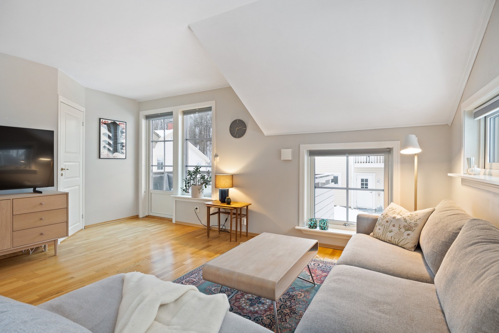 Rommet har parkett på gulv og malte flater på vegg og tak Galleribilde